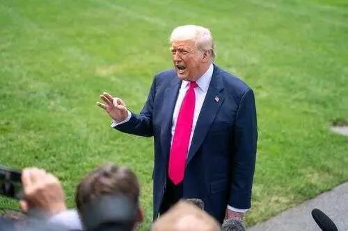 总统亲信竟嘲笑选民傻？FCC主席发梗图羞辱美国民众。美国民众是够傻，被政客忽悠一