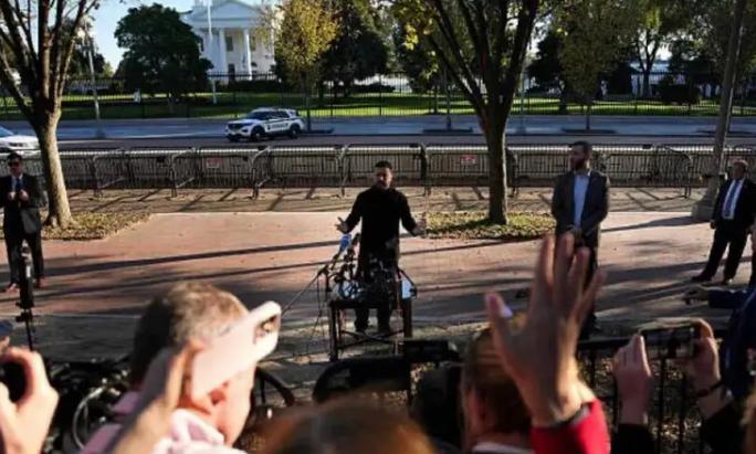 泽连斯基断然拒绝美国的“投降”要求。
泽连斯基还是那么虎，这次和上次一样在白宫吵