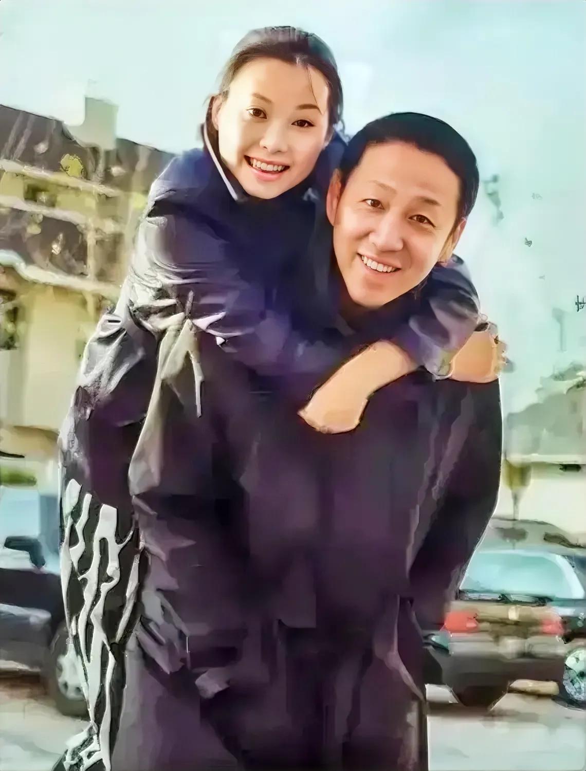 哈哈～陈道明也有这么俏皮的一面。
这是他和袁立玩闹的一幕，真是太难得了。
据说，
