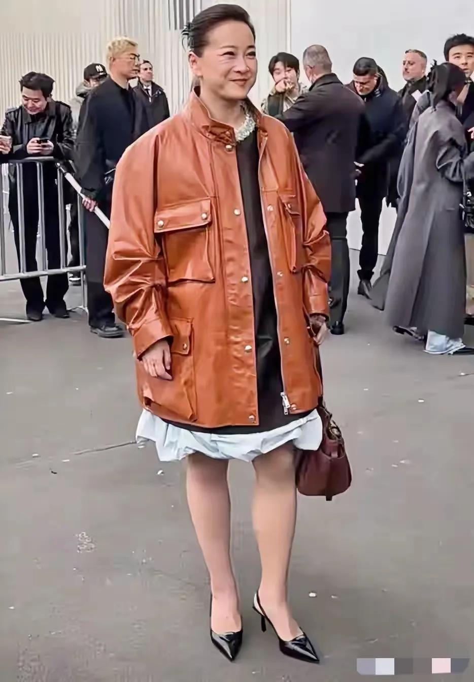 贾玲减肥成功后，整个人状态都十分舒适。她脚上穿着尖头黑鞋，这种鞋子从前是她望而却