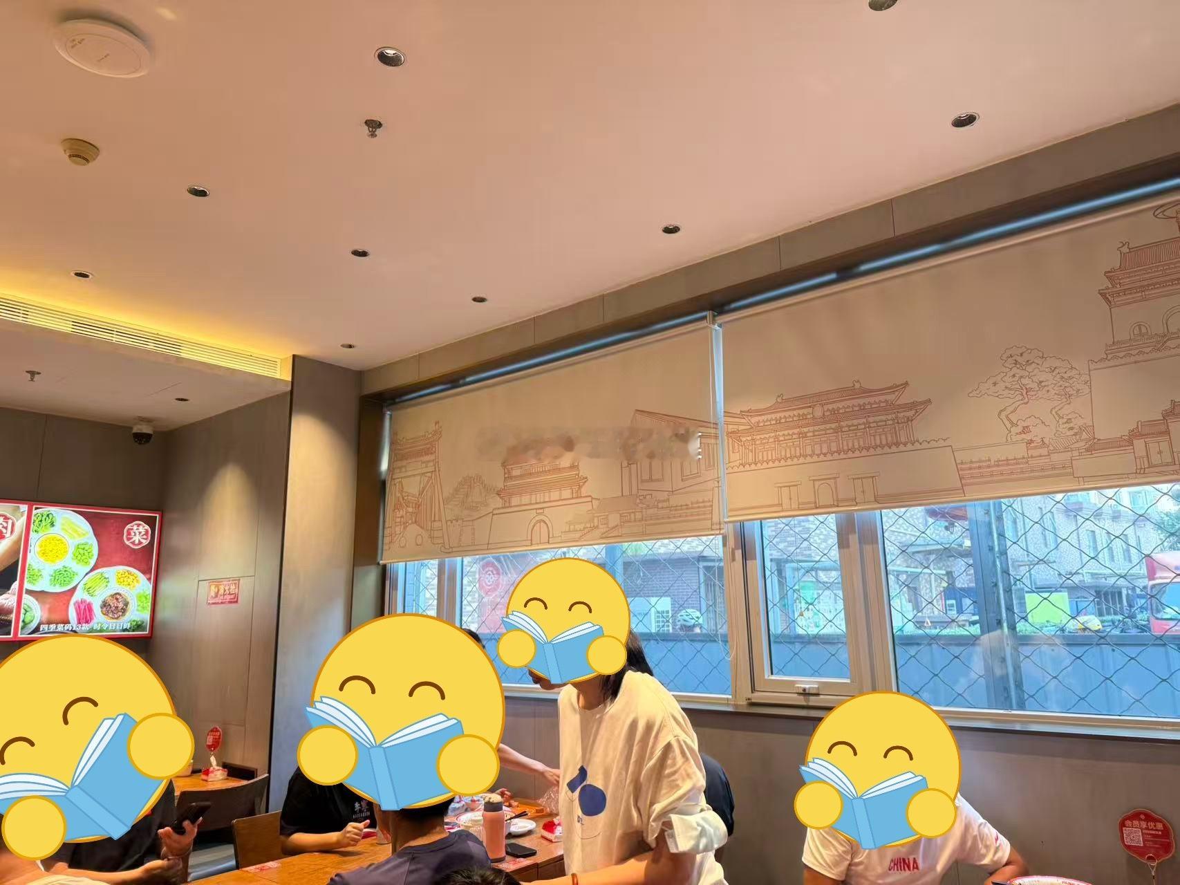自网友：方砖厂炸酱面潘家园店，存在多处消防安全隐患：1、餐桌堵塞消防栓；2、就餐