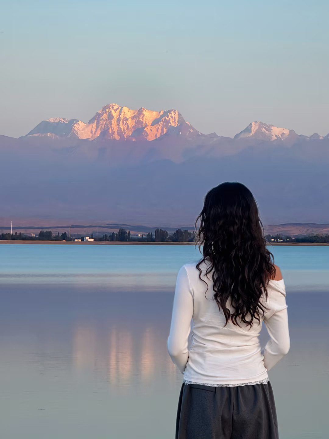 乌鲁木齐水上日照金山！！低估了这片湖的美！！
