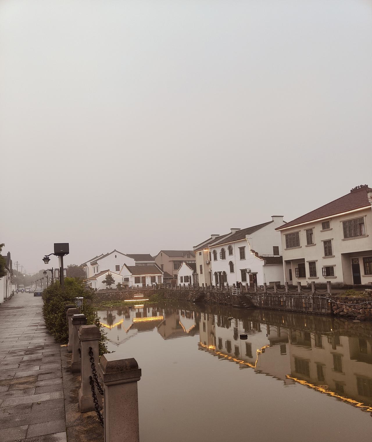 红星新闻12月27日报道，坐牢5年多的泰州前局长出狱后被任命为国企高管，日前受到