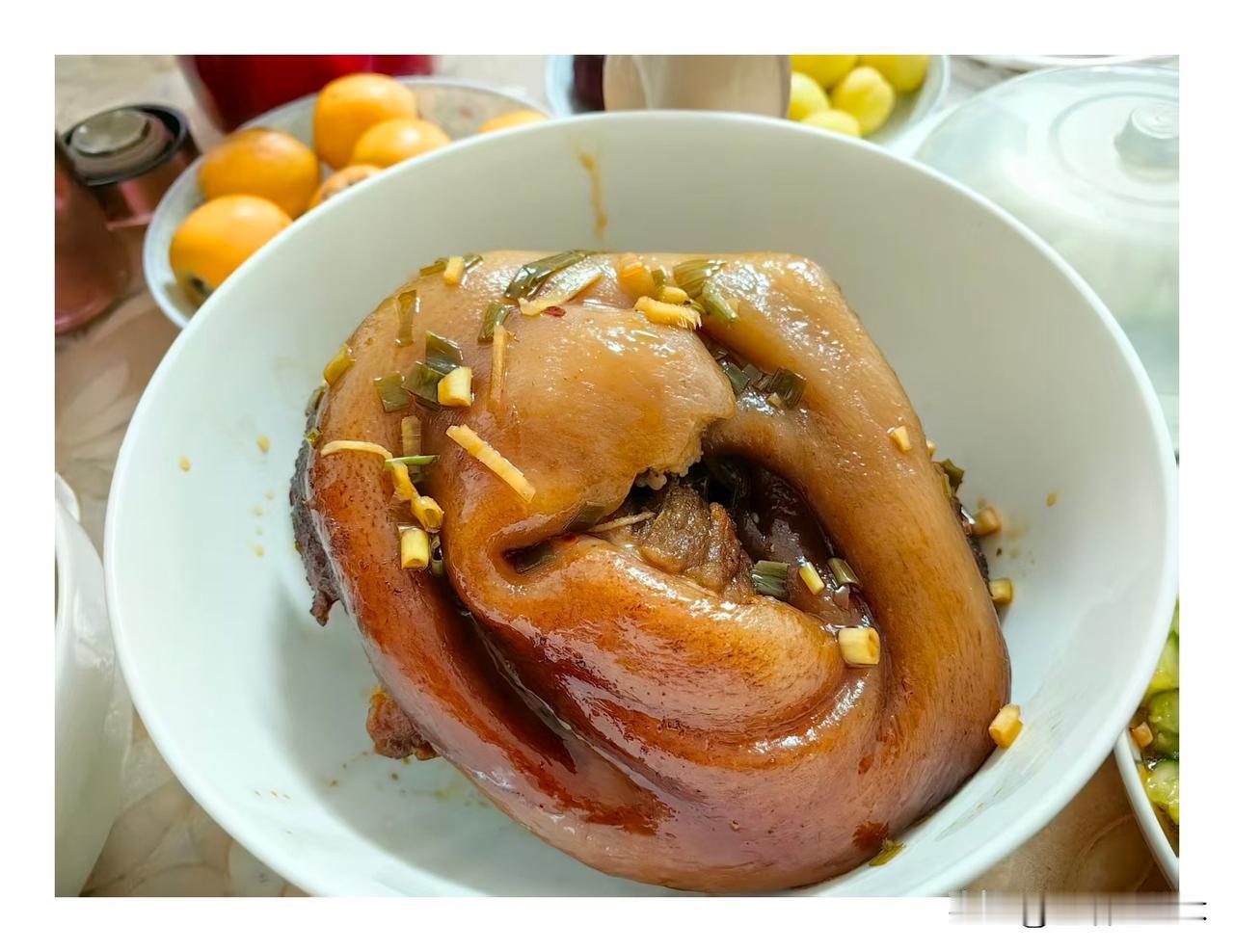 忽然觉得过年吃的饭菜和平时日常吃的东西几乎差不多啊。鸡鱼肉蛋等等，每个星期都是要