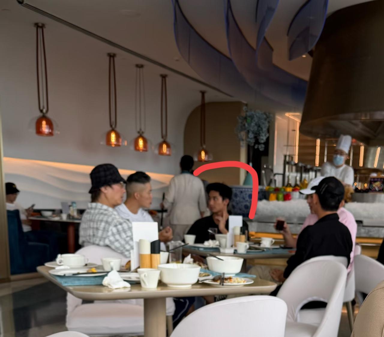 吃饭看到的帅哥，真的好帅啊，有人知道他是谁吗？
