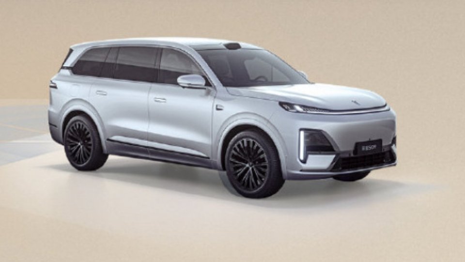 深蓝全系搭载智驾 全尺寸旗舰SUV，搭载了华为乾崑智驾ADS3.0系统和深蓝专属