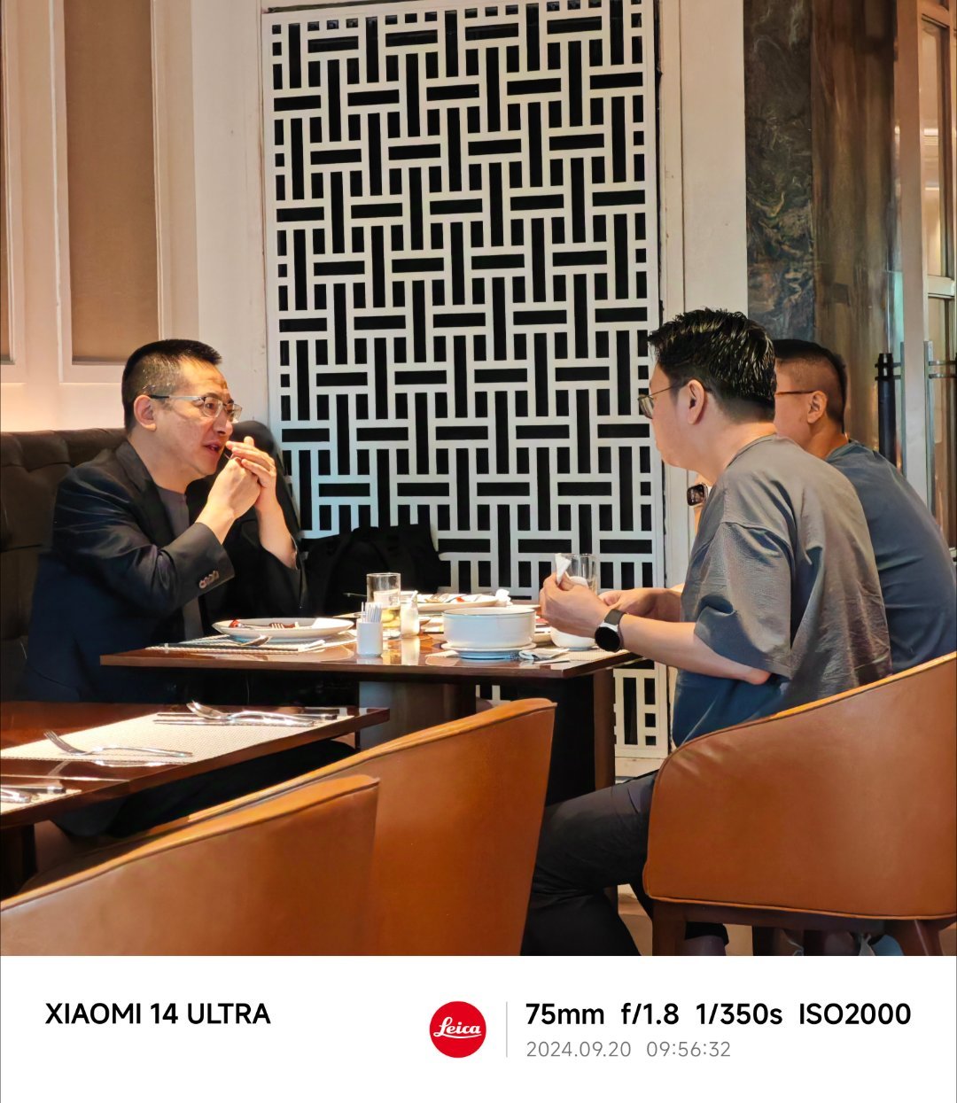 吃早餐的时候听到后来一桌在说美国关税、贸易战、家族办公室，扭过头一看是秦力洪。继