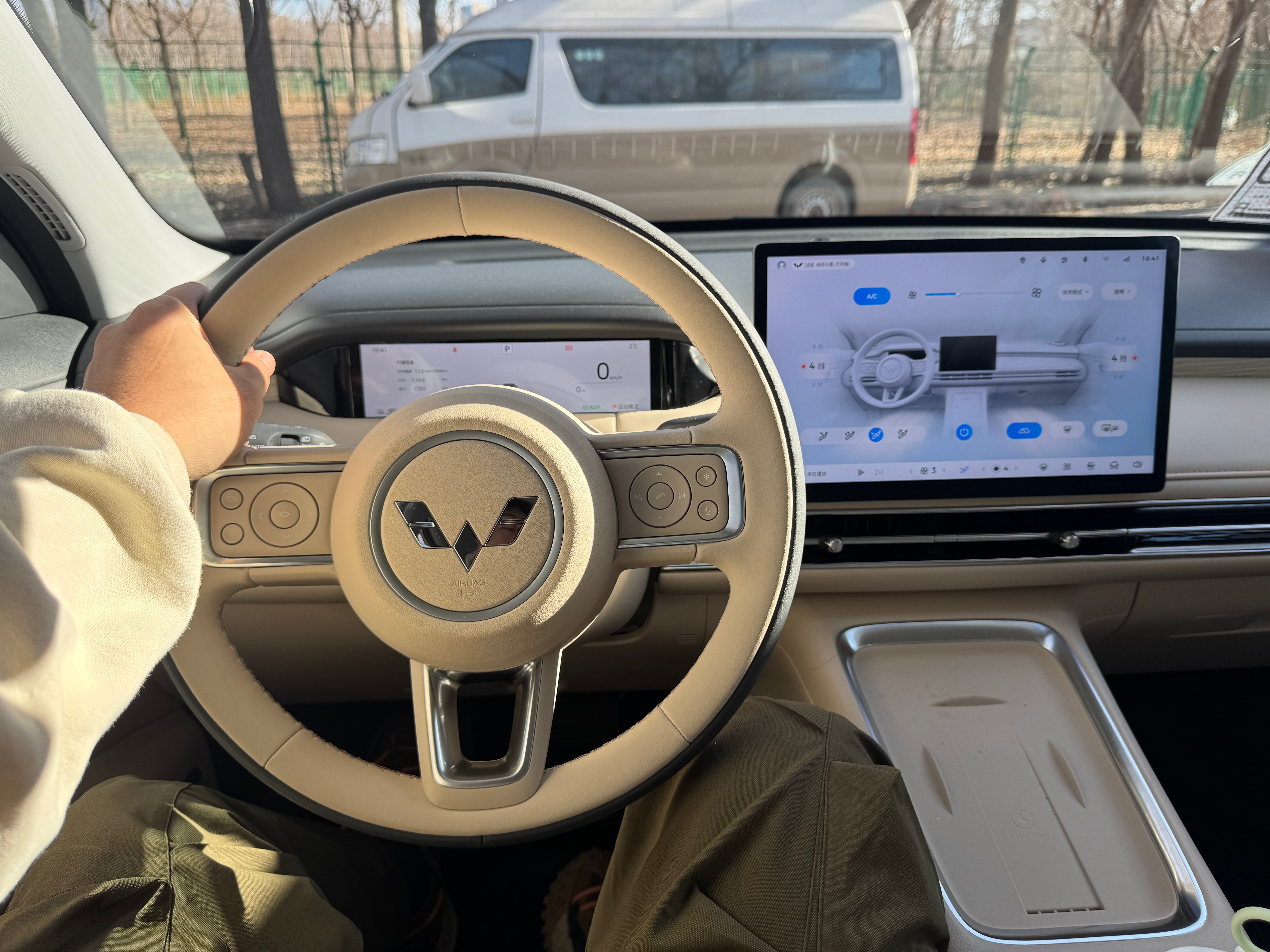 中午出差，上午赶紧去廊坊把缤果S牌上了年底果然上牌人很少，35分钟全部手续搞定很