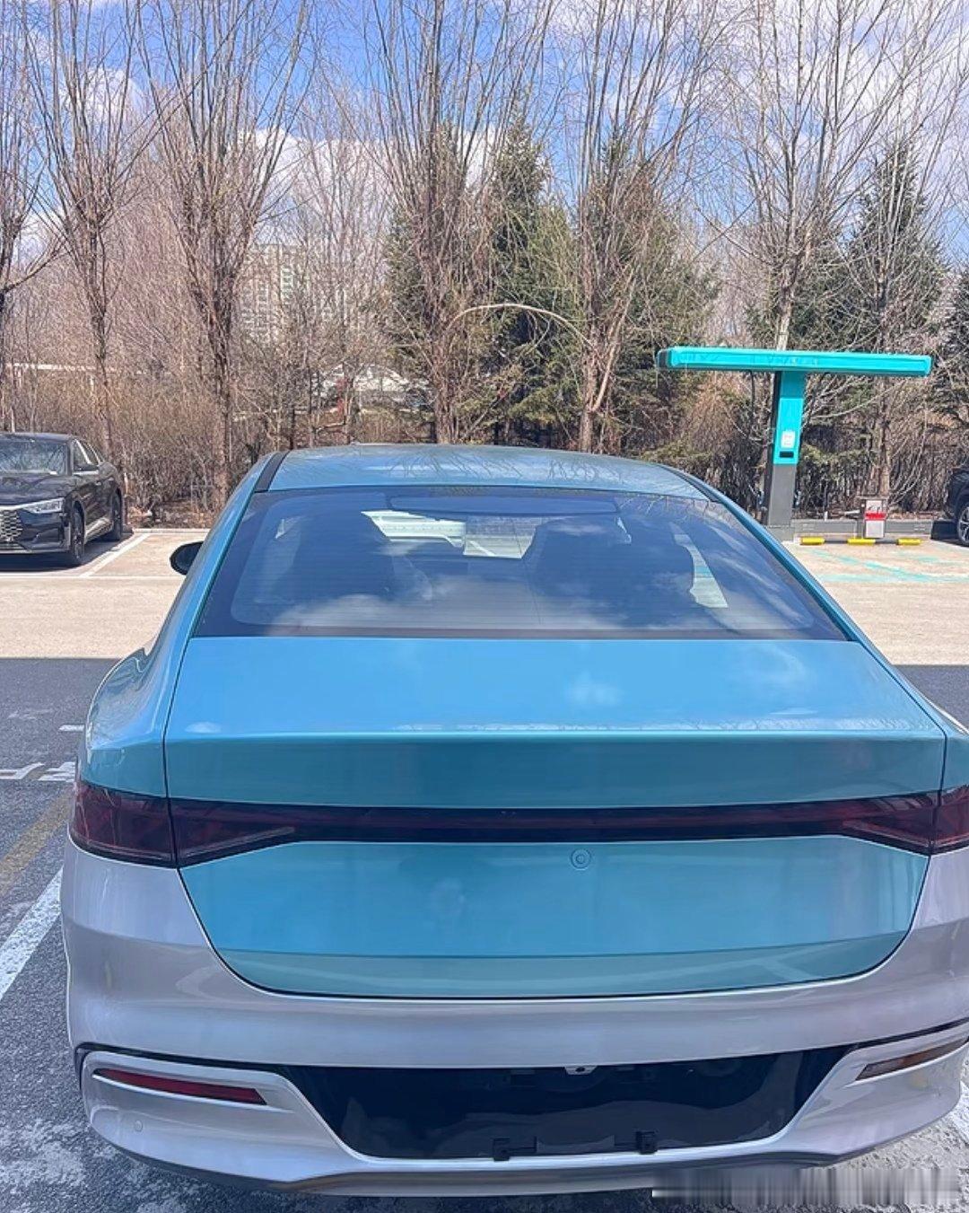 从领汇e5出租车的实车谍照，到e7的精致官宣，再到海狮05EV的即将登场，比亚迪