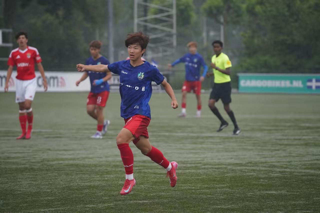 董路世界杯：争议声中，用青训答案回应时代拷问
 
当国足连续无缘世界杯，当中国足