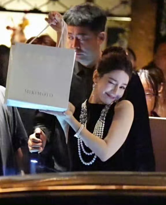 wink😉正面 侧面 远看 近看 怎么看怎么臭屁又娇娇迪丽热巴向粉丝展示礼物 