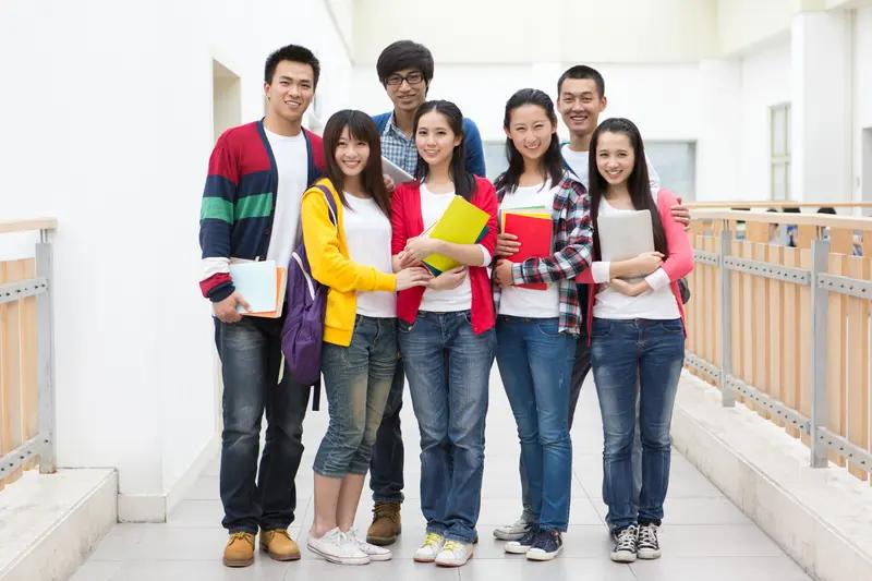 中国目前有在校生2.8亿，这数字超震撼！相当于每5个中国人里就有1个在校园学习。