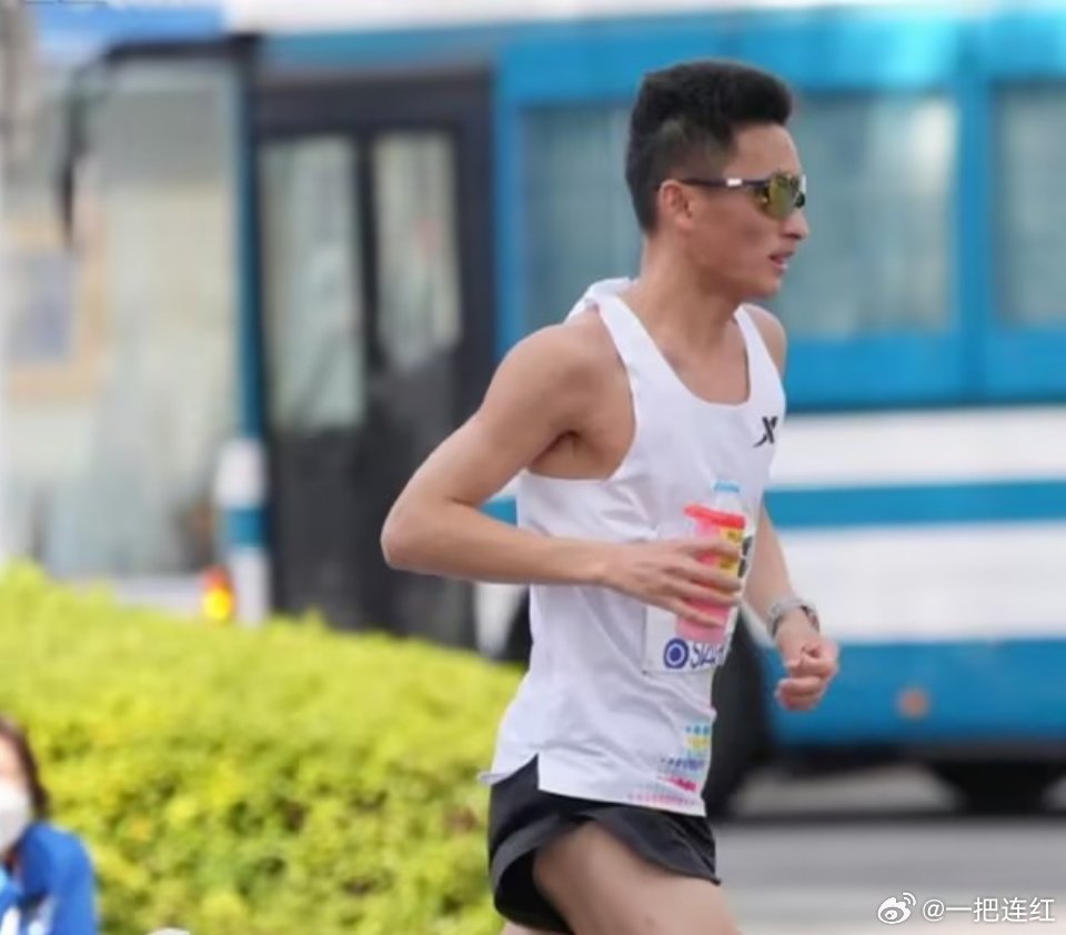 丰配友在今天的东京马拉松上以2小时05分57秒的成绩打破全国纪录，原纪录为何杰保
