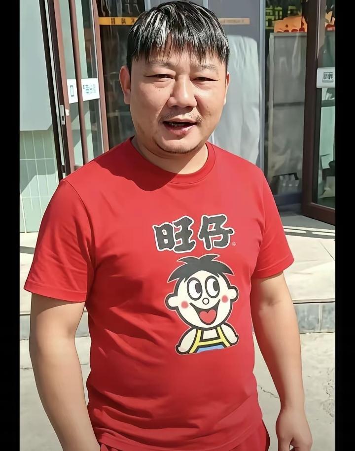 张雪新发型新鲜出炉！剪完头发直接大变样，身上那件红色旺仔T恤一穿，氛围感瞬间到位