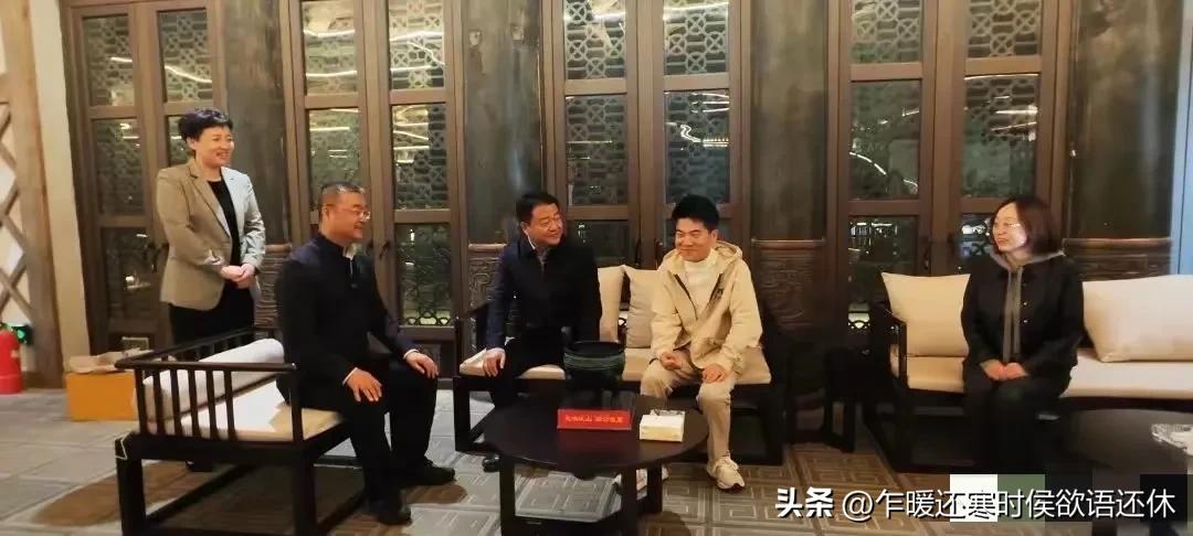 接见董宇辉的领导，级别越来越高。2023年县处级、2024年厅局级、2025年已