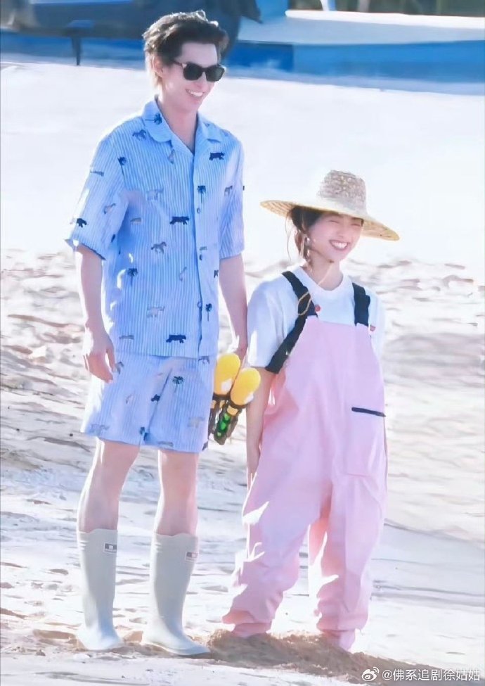 沈月接王鹤棣电话半夜滚下床亲爱的客栈本以为深夜的电话会被直接忽略，可沈月不仅接了