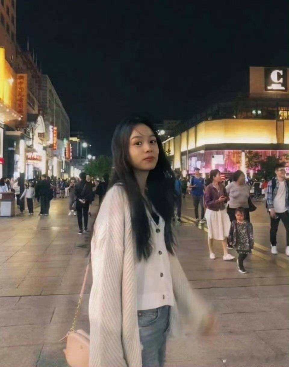 😭救命！周也早期也太会拍了吧！窗边托腮是文艺片女主吧～ 