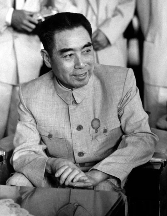 1951年，志愿军第50军接到命令回国休整，刚回国的50军战士们衣衫褴褛，于是有