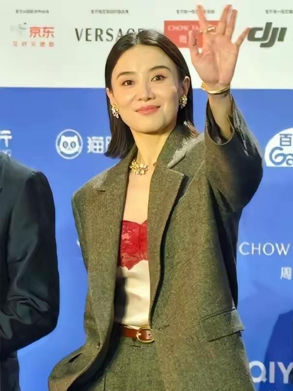 宋佳这一身确实撑起了“高规格”的场子，更显质感和气场，完全是很高级的风格！
 