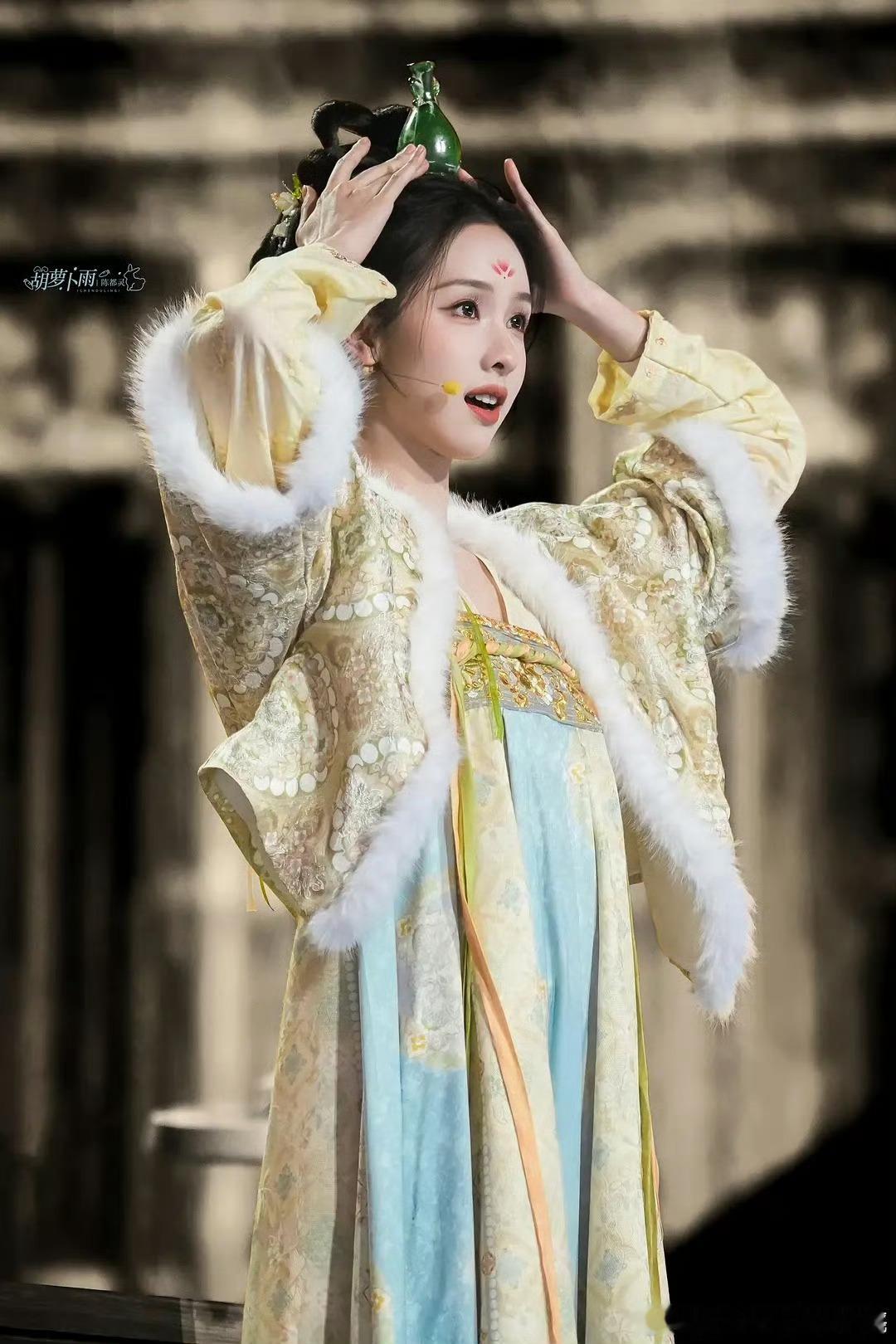 陈都灵中国网络视听盛典节目造型，好可爱毛茸茸的小兔子