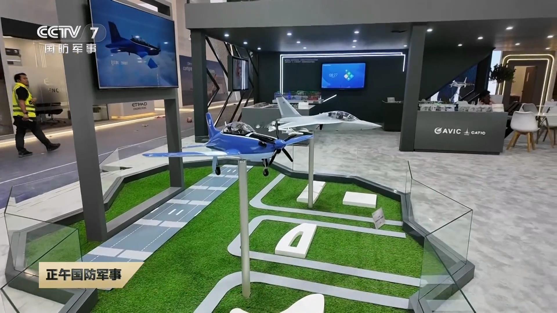 迪拜航展中国航空工业展台上这架和L15一起展出的螺旋桨飞机会不会是新初教啊？这蓝