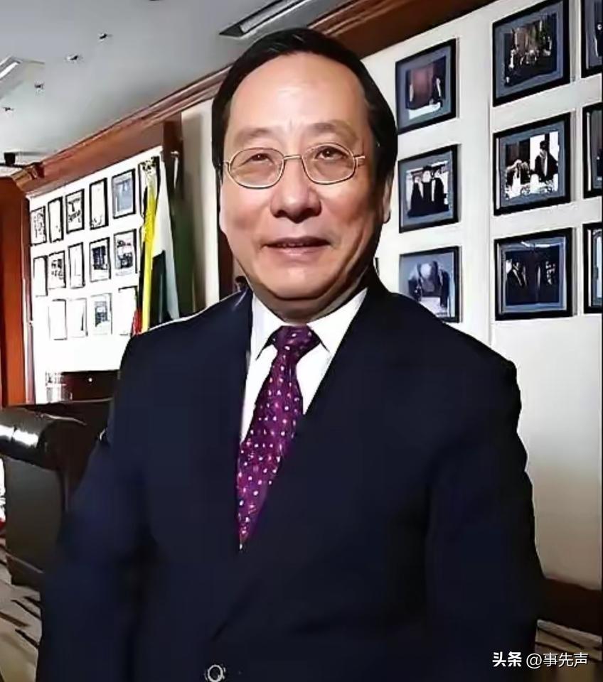 今天刷到个帖子直接看愣了：高志凯一个人在慕尼黑机场拖行李箱排队，没助理没团队，跟