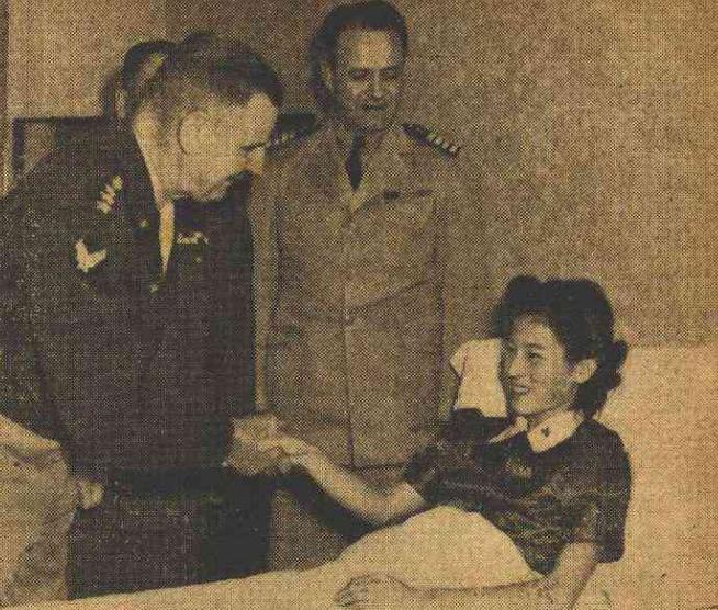 1945年，抗日眼看就要胜利了，军统头子戴笠带着中美合作所的美国军官，去医院探望