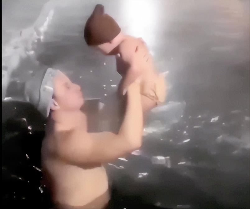 最近俄罗斯苏尔古特的一则视频火得有点揪心， 室外零下30℃的大冷天，一个爸爸居然