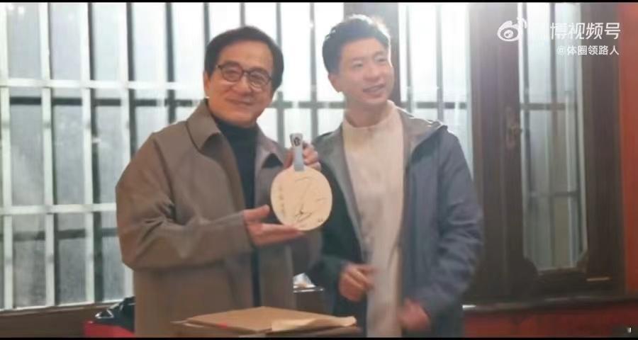 马龙成龙互赠礼物 一个是乒坛传奇，一个是影坛巨星，他们的互动充满了正能量。交换的
