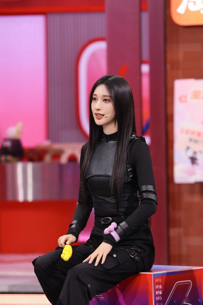 张俪：开团？我必秒跟！迪丽热巴刚怀疑高瀚宇，她立马 “破案了”，主打一个精准踩点