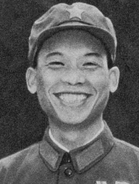 “啪！”1979年，我军一名小战士正在越南的农田里挖红薯，突然被人用石头砸了一下