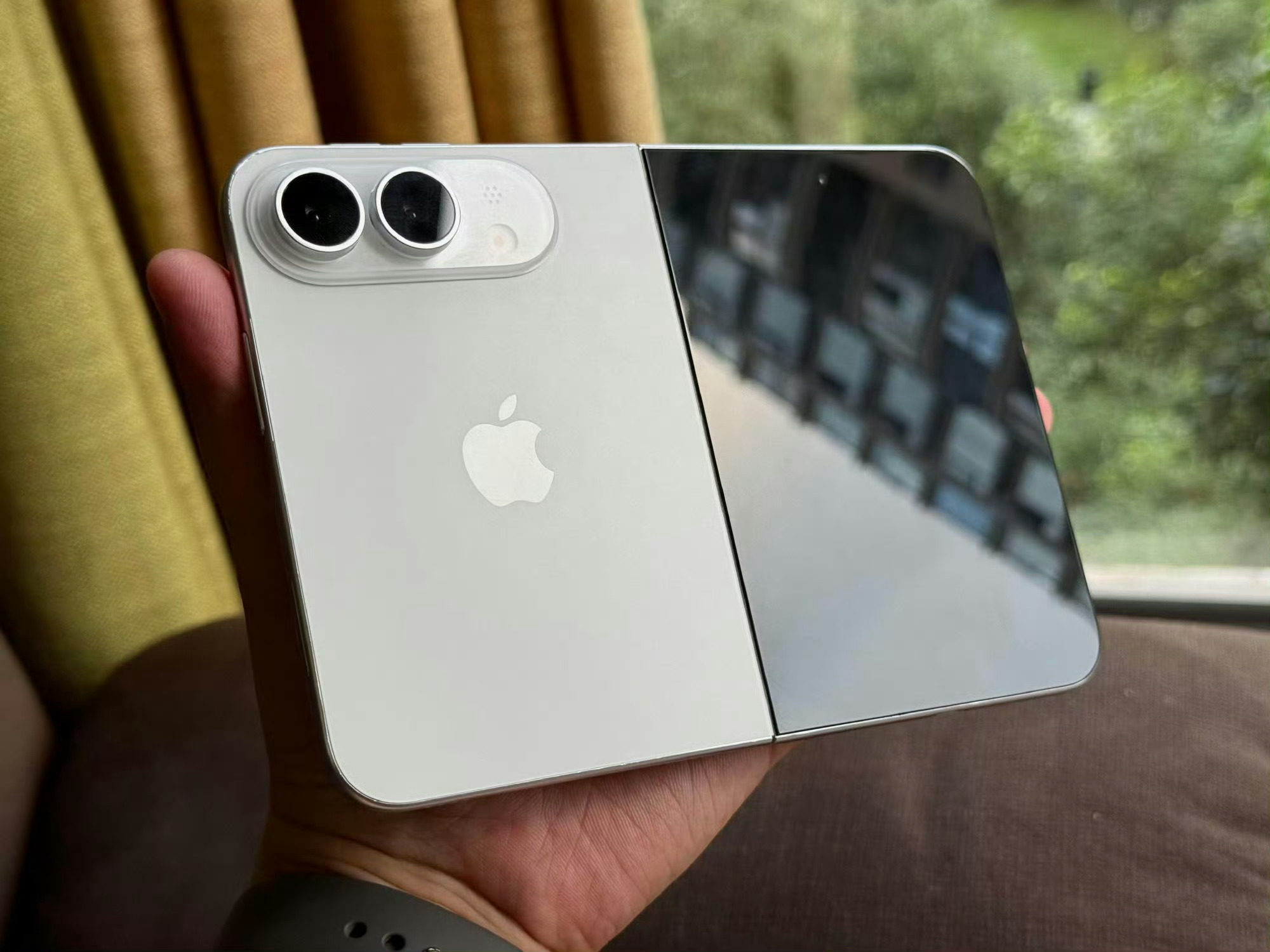 折叠屏iPhone订单被传上调至千万级苹果这么自信吗，虽然我大概率也会买，但是高