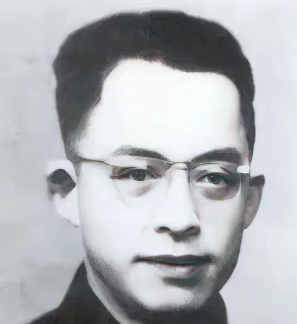 1949年，一名被俘的国民党副师长见到我军团长过来，立刻大喊：“老同学，我是自己