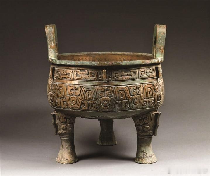 故宫博物院 台北故宫博物院“镇馆之宝”：毛公鼎、东坡肉形石和翠玉白菜。中华优秀传