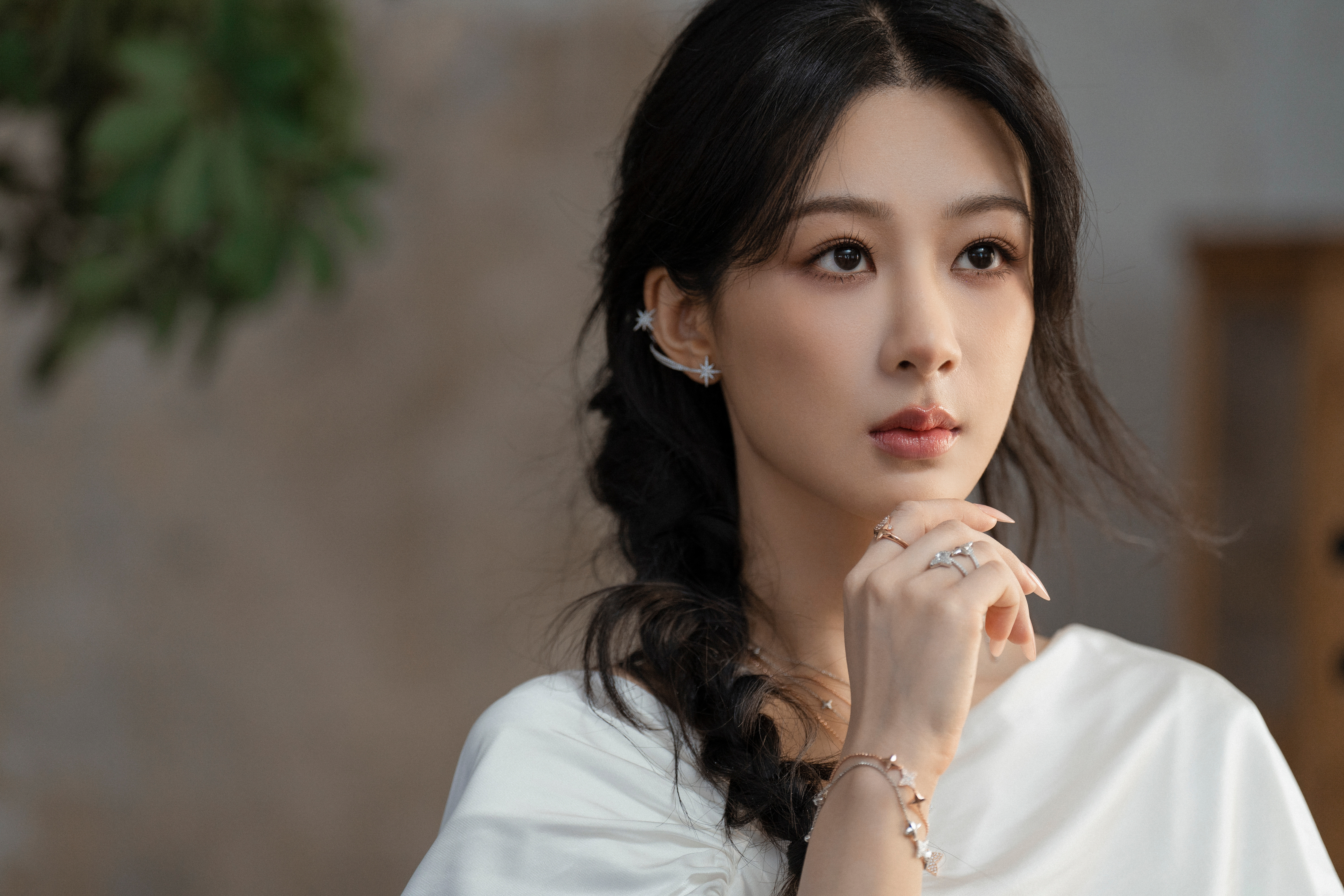 杨紫  以才华织梦，以魅力倾城。在这纯白梦境里，她不仅是优雅的化身，更是性感的诠