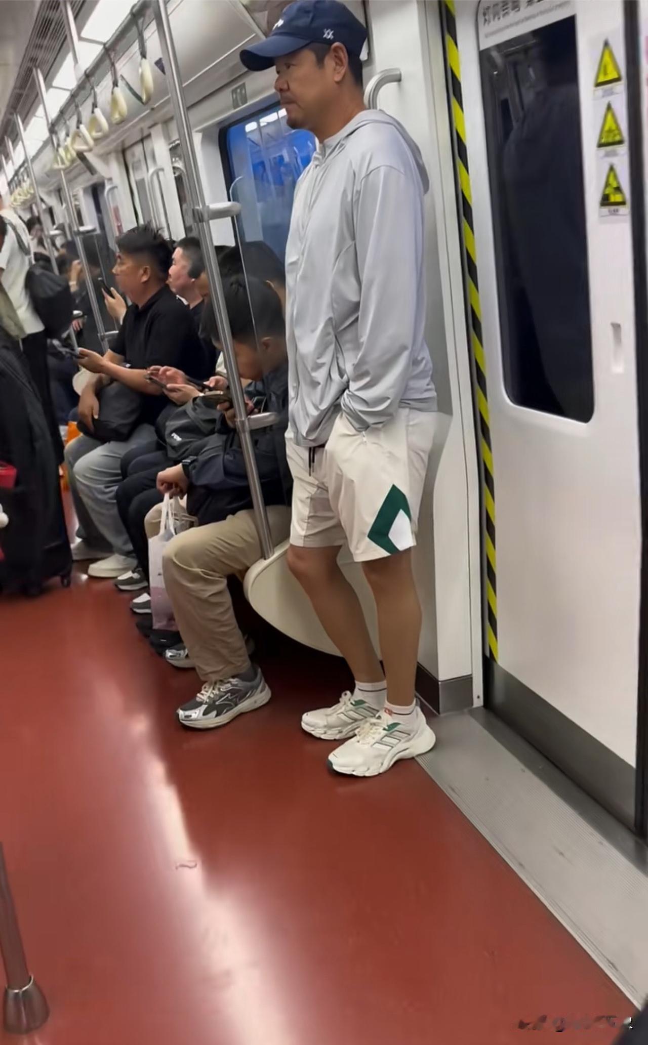 西安地铁，遇到一位熟悉的面孔，大家看看这是谁？电视剧 主角
