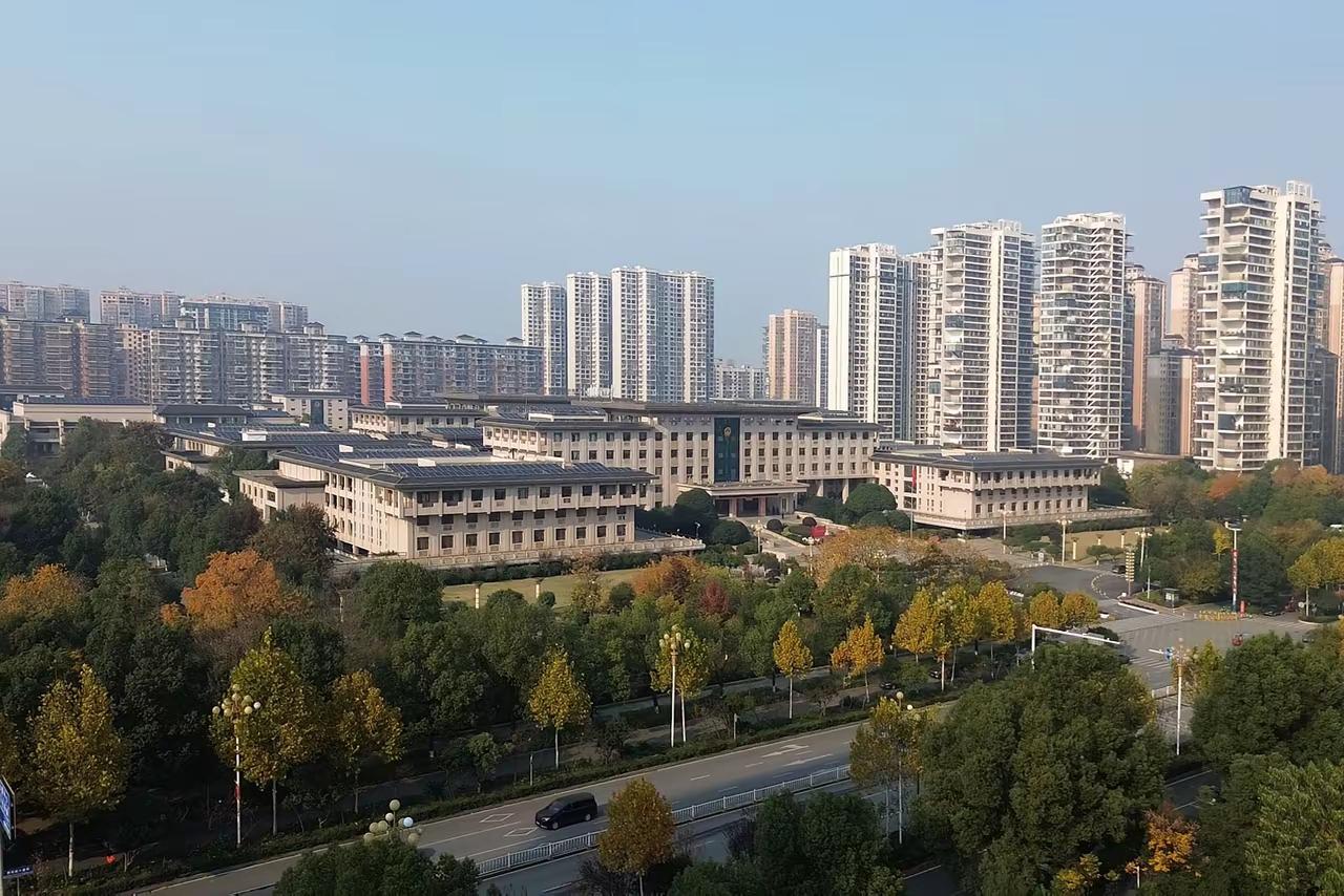 身处丘陵山地的湘中腹地，希望春天这个漫长雨季早一点结束，回到蓝天白云的日子，让人