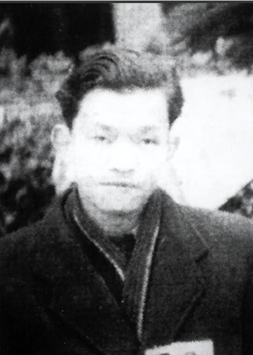 1949年，重庆刚解放。街头，原保密局少将李修凯猛地盯住一个身影，冲上去死死抱住