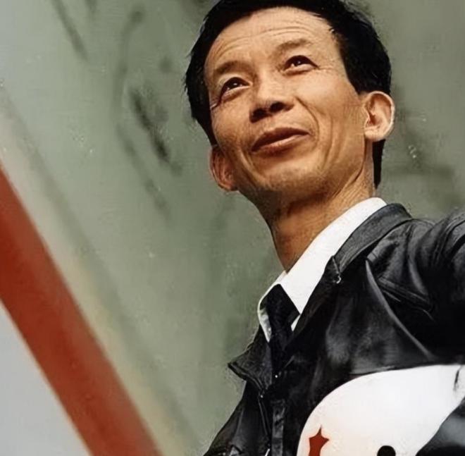 1996年，我国试飞员邹延龄出国来交付飞机，而在当天的晚宴上，一位外籍美女来到他