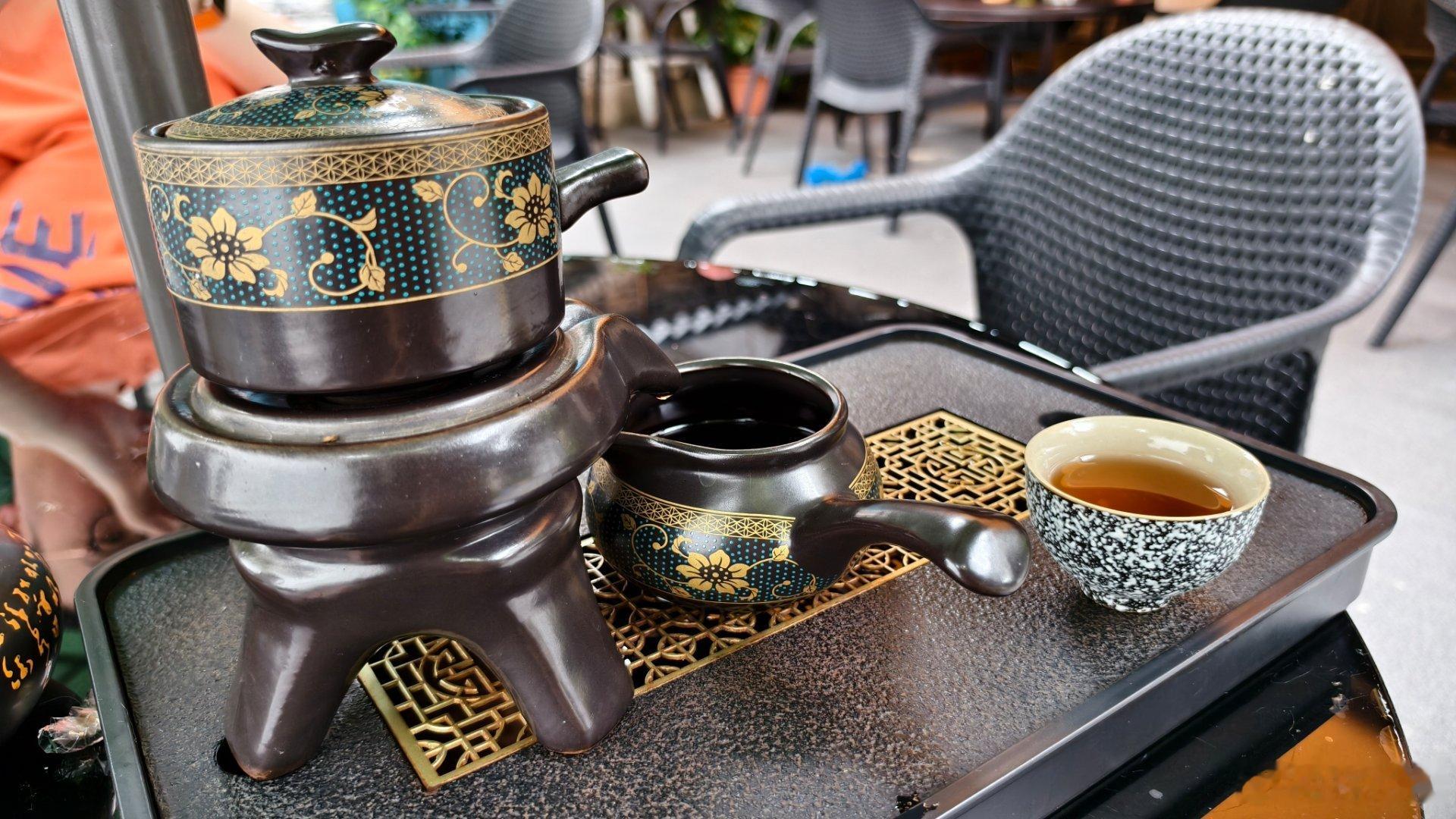 茶没喝完下雨了。。特喵的~ 