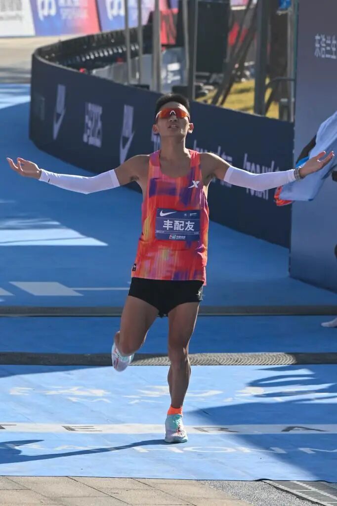 中国男子马拉松全国纪录再刷新！今日结束的东京马拉松，中国选手丰配友以2小时5分5