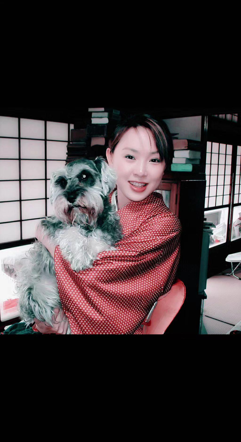 ✨和服与雪纳瑞撞个满怀，格子窗漏进细碎光阴。心是暖的，日子是慢的☕️