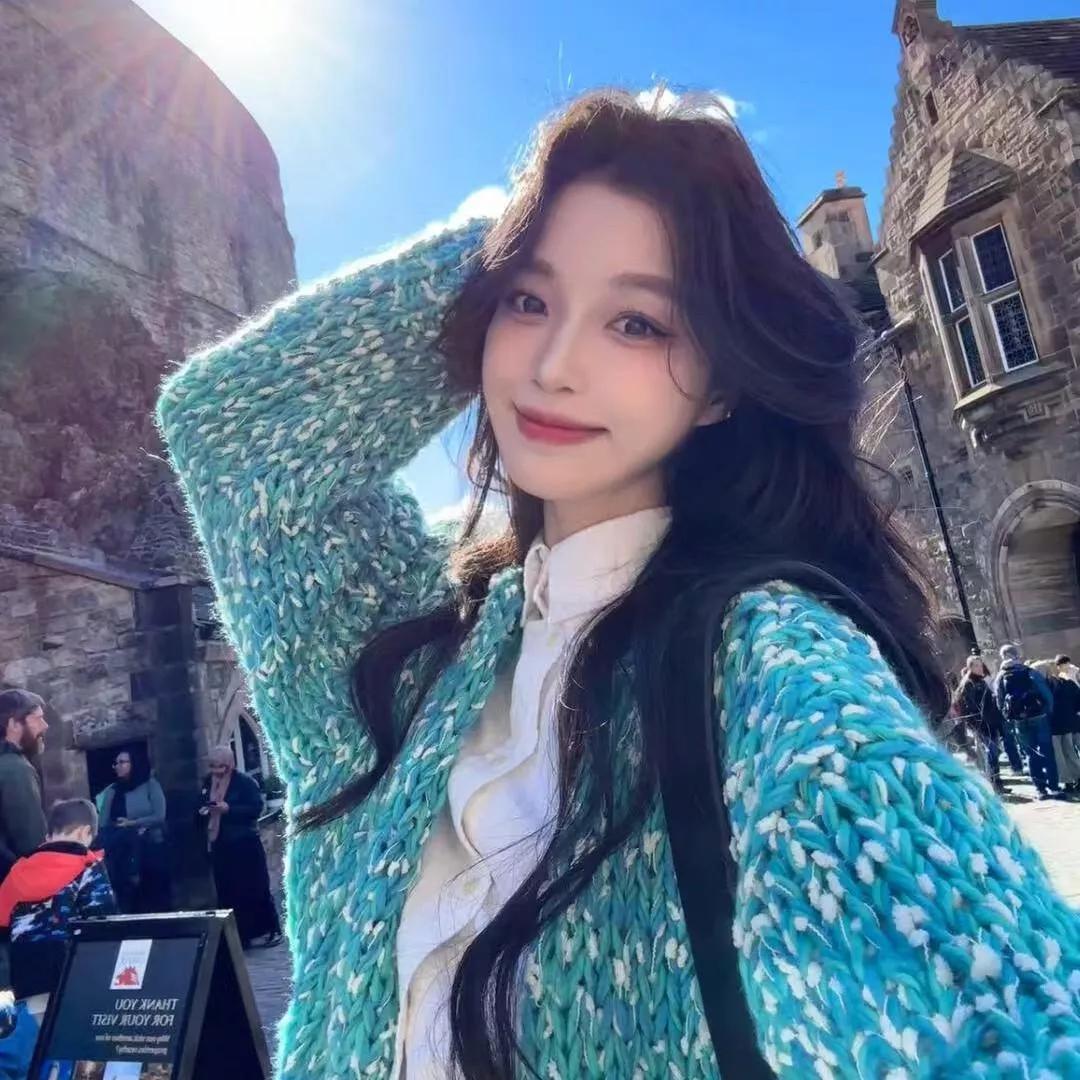 阳光明媚的午后，打卡古堡前的自拍，温暖又迷人。唯美风景自拍图 湖边自拍照 明媚自