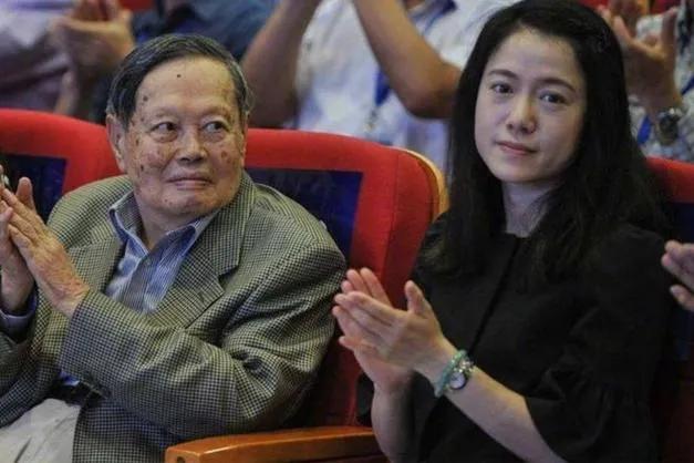 那天，100岁的杨振宁躺在床上喊了一声翁帆，正在打扫屋子的翁帆听到后赶紧走过来问