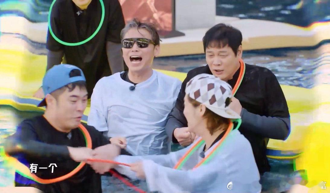 李乃文五哈好努力 李乃文在五哈的日常：努力但翻车！高空挑战硬撑半天，轮滑走出名场