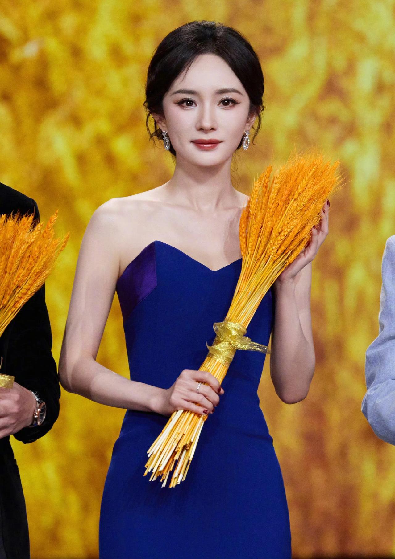 @杨幂 ～风吹麦浪…俺们…[比心][呲牙]