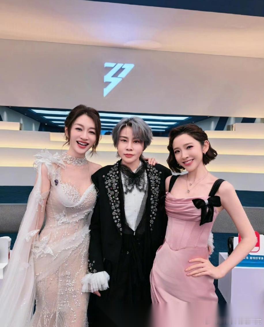 唐艺昕，高调发文！ 6月23日，唐艺昕，冲上热搜。原因是她在社交平台晒出和李小冉