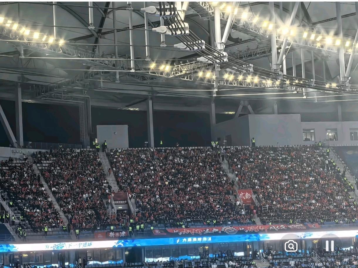 媒体爆料蓉城这轮主场给大连仅仅开放了500了座位！这也太夸张了吧！这样的格局是不