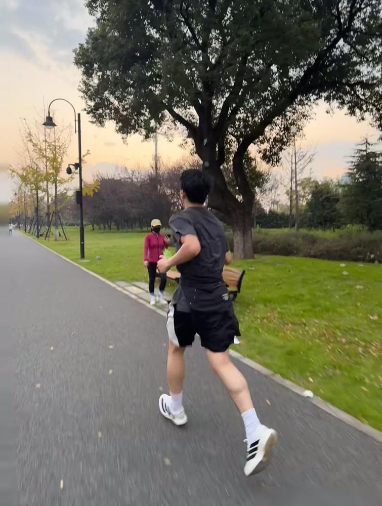 奉劝大家，千万不要过多运动。真的，我老公就是个活生生的例子。

前几年他刚四十出