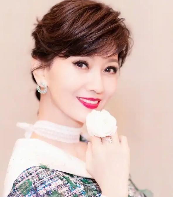 1975年，21岁的赵雅芝嫁给了31岁的香港名医黄汉伟。婚后仅三年，她便与有妇之